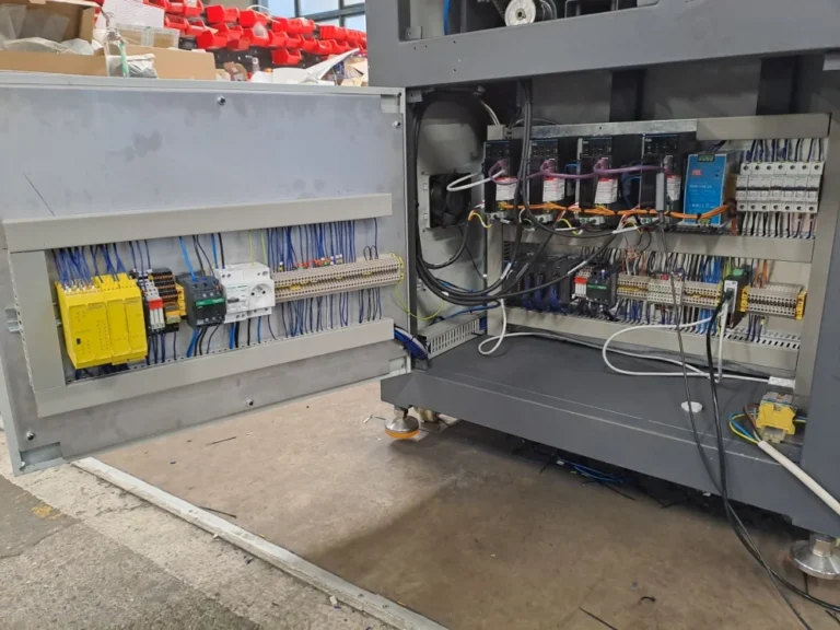 Maszyna do perforowania pasów transportowych